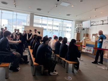 生徒が液状化現象についての説明を聞く様子