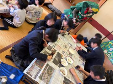 生徒たちがツリー作りをする様子