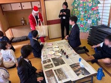 生徒がサンタクロースからプレゼントを受け取る様子