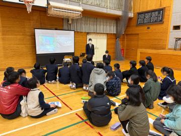 中学生発表を小学生と高校生が聞く様子