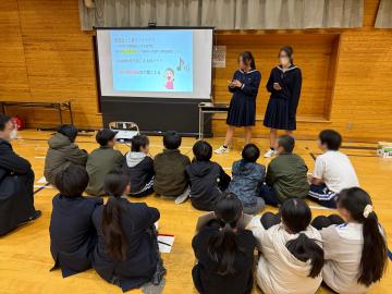 高校生の発表を中学生と小学生が聞いています