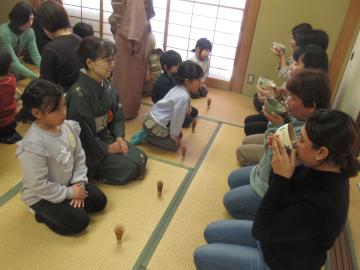 お茶会でお茶を楽しんでいる様子