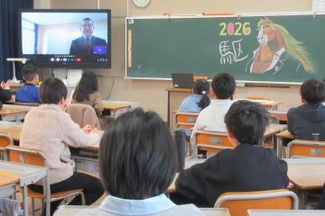 児童が校長先生のお話に集中している様子