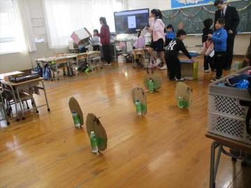 会場内で1年生がお店を開きしっかりと接客している様子