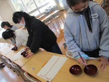 会場内で先生たちがお店を開いている様子