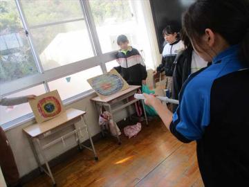 会場内で4年生が的当てのお店を開いている様子