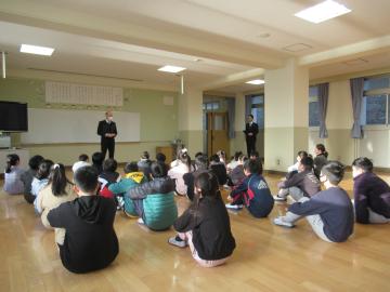 校長先生の話を聞く児童の後ろ姿