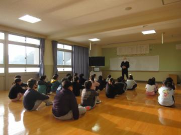 話を聞く児童の後ろ姿