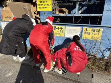 ゴミを拾っている生徒の様子