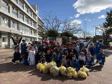 クリスマス清掃に参加した生徒たちの集合写真