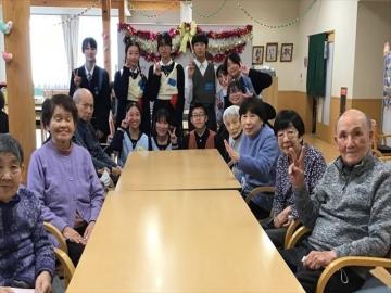 介護施設の方々と茶道部の生徒の様子