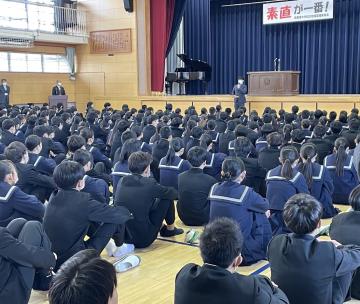 生徒指導の先生が話しているようす