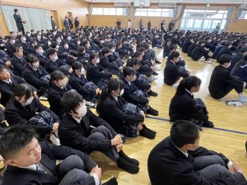 始業式で話を聞いている生徒のようす