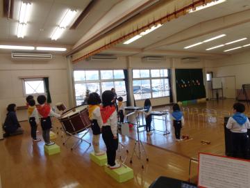 遊戯室で音楽会合奏をする園児たちの様子