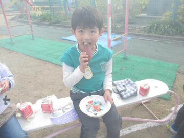 焼き芋をして、食べている様子