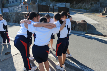 レース間に円陣を組んで士気を高める女子の様子です