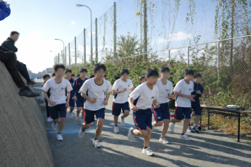 マラソンスタート直後の走る男子の様子です。