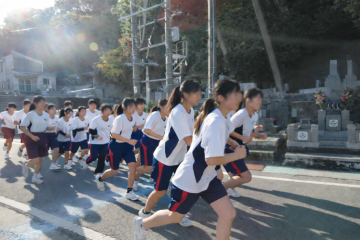 マラソンスタート直後の走る女子の様子です。