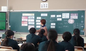 教室内で生徒たちがいじめ防止の講義を受けている様子