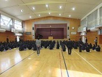 体育館で着任式を行う参加者の様子