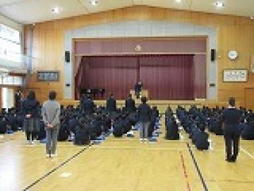 体育館において、表彰伝達で表彰される2年生の吹奏楽部の生徒の様子