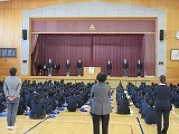 体育館で「いじめゼロ宣言」を行う生徒会本部の生徒の様子