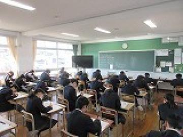 教室で考査を受ける生徒たちの様子