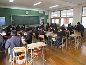 教室で折り鶴を折る生徒の様子