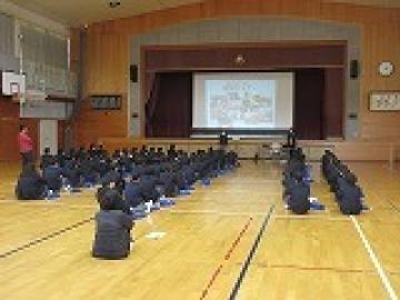 体育館でお話を聞く生徒の様子
