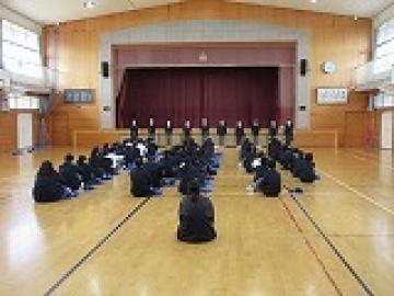 体育館のステージ前に並ぶ10人の実行委員の様子