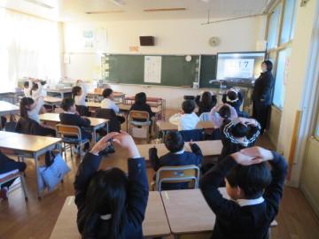 地震の話を聞く1年生