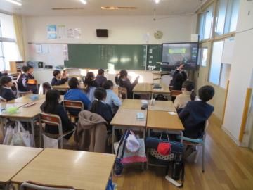 地震の話を聞く2年生