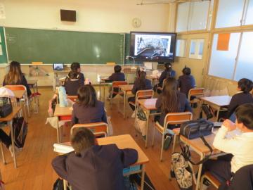 地震の話を聞く3年生