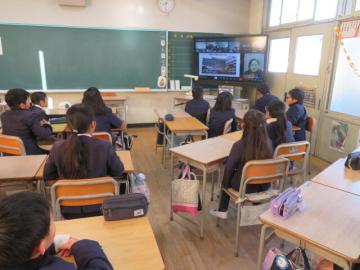 地震の話を聞く4年生