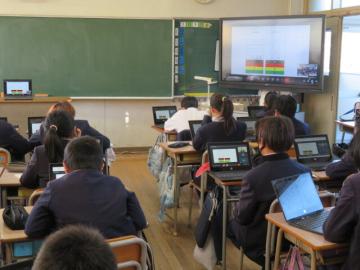 地震の話を聞く5年生