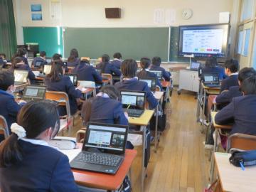 地震の話を聞く6年生