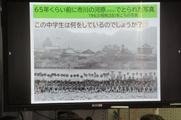 川で水泳の授業していた当時の写真