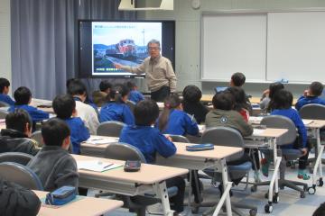 児童が映像の説明を一生懸命聞いている様子