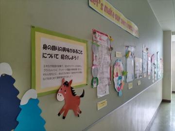 廊下の掲示板に飾ってある英語で作成した掲示物