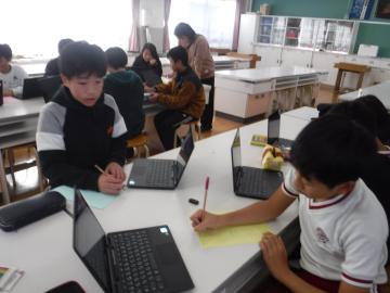 給食委員会が家庭科室でメニューの説明を作っている様子