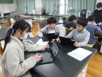 運動健康委員が理科室でタブレットを使って活動しているようす