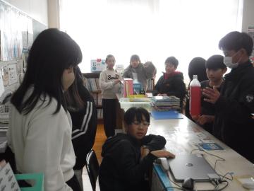 図書委員会が図書室でおみくじの準備をしているようす