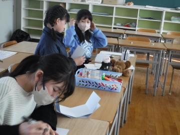 企画委員が教室で送る会の準備をしているようす