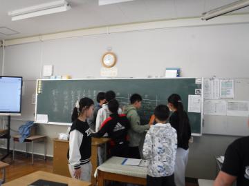 放送委員会が教室で流す曲を検討する様子