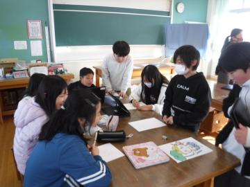 掲示委員会が図工室で掲示物を作成する様子