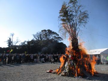 とんどの火を見守る地域住民の様子