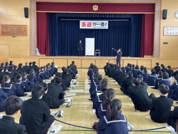 生徒がステージ上で面接の見本をしているようす