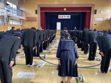 生徒が礼の練習をしているようす