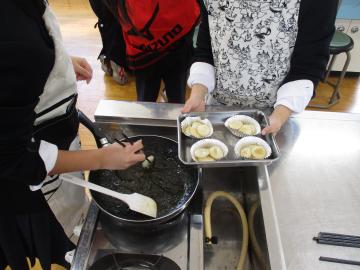 生徒がみたらし団子を作る様子
