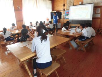 3年生が網干地区のハザードマップの見方を学習している様子